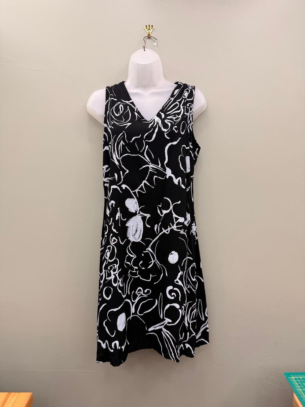 Pineapple Cove Black White Floral Shift Dress Large Sleeveless Artsy Midi